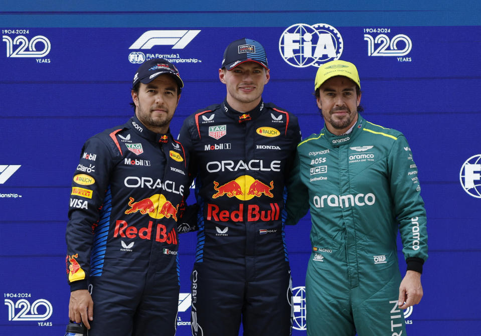 Max Verstappen, de Red Bull, celebra tras clasificarse en la 'pole position' junto con Sergio Pérez, de Red Bull, segundo, y Fernando Alonso, de Aston Martin, tercero. Fórmula Uno F1 - Gran Premio de China - Circuito Internacional de Shanghái, Shanghái, China - 20 de abril de 2024 (REUTERS/Tyrone Siu)