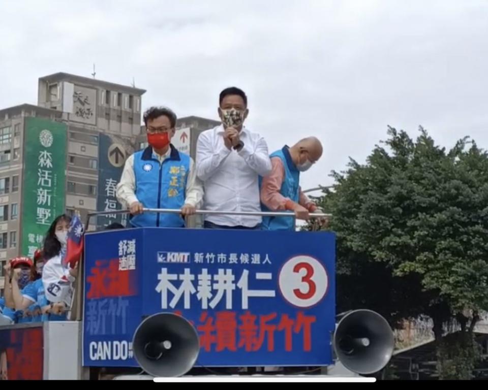 林耕仁車隊謝票，他表示，市民是最有智慧的，他會繼續在地方努力。（林耕仁競辦提供）