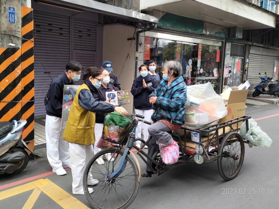 「佈施不是有錢人的專利，而是有心人的參與」。這句靜思語在這次街頭勸募充分展現。