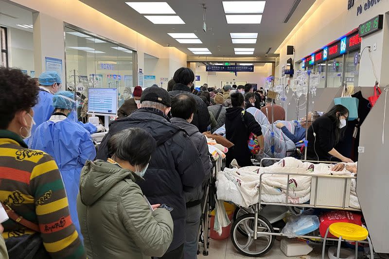 FOTO DE ARCHIVO. Pacientes tumbados en camas junto a mostradores cerrados en el servicio de urgencias del Hospital Zhongshan, en medio del brote de la enfermedad por coronavirus (COVID-19) en Shanghái, China