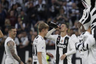 Cristiano Ronaldo (derecha) de Juventus festeja la obtención del título de la Serie A tras vencer 2-1 a la Fiorentina, el sábado 20 de abril de 2019. (AP Foto/Luca Bruno)