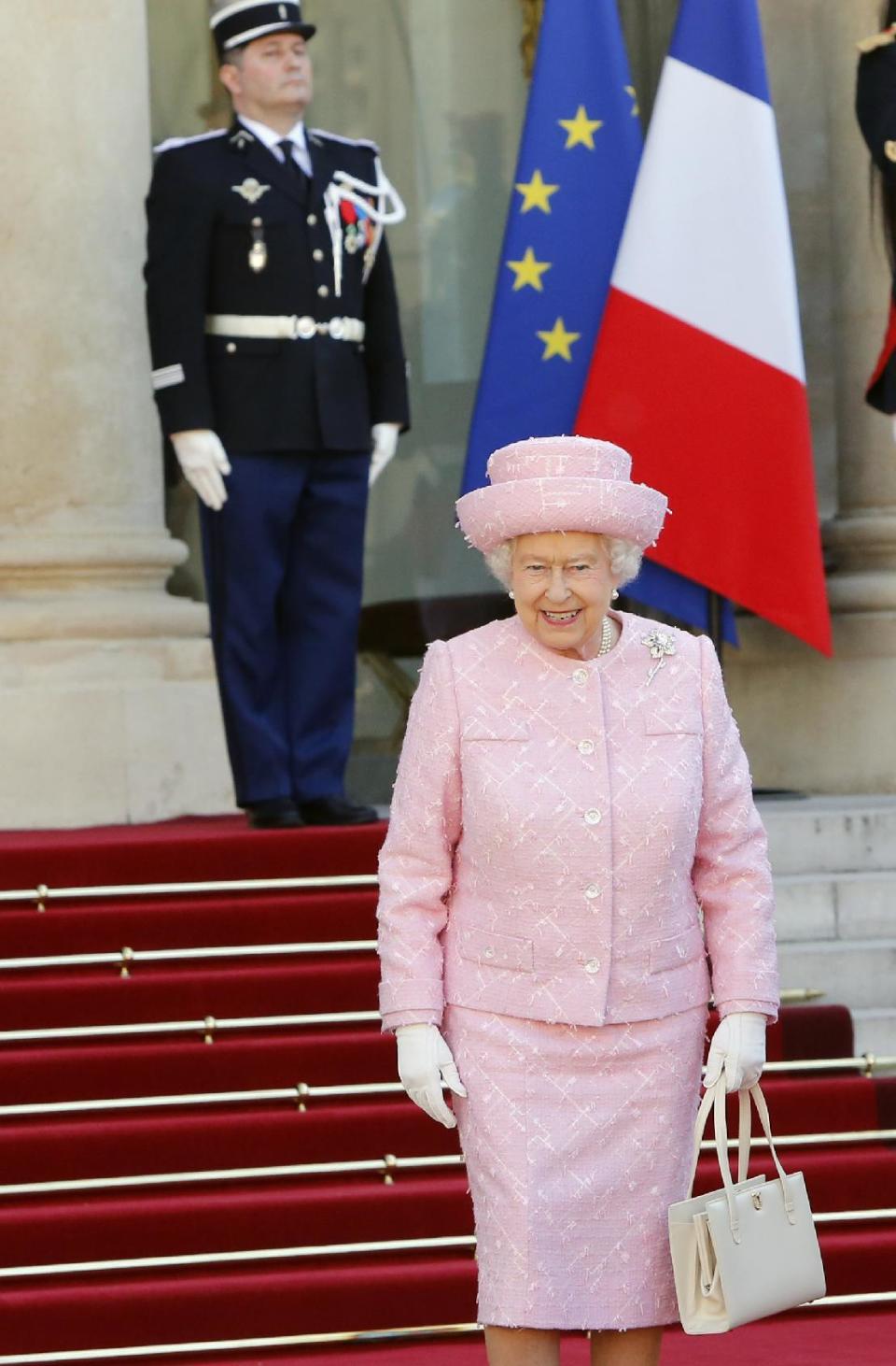 Für Queen Elizabeth darf es stets die klassische Henkeltasche sein, die sie an ihre farbenfrohen Outfits anpasst. (Bild-Copyright: Francois Mori/Associated Press)
