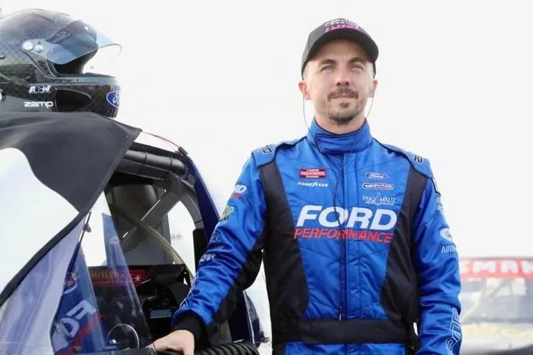 El actor de Malcolm in the Middle hizo su debut como piloto de carrera en NASCAR Craftsman Truck