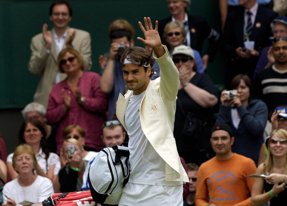 Federer saluda a la multitud después de establecer el récord. (Rebecca Naden/PA Images vía Getty Images)