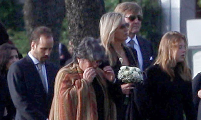 Máxima de Holanda junto a su marido el rey Guillermo en el entierro de su hermana pequeña Inés Zorreguieta. Foto: Hola.com