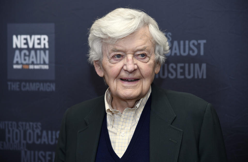 ARCHIVO - El actor Hal Holbrook llega a un evento en Beverly Hills, California, el 16 de marzo de 2015. Holbrook murió el 23 de enero del 2021 en Beverly Hills, California, dijo su representante, Steve Rohr, el martes a The Associated Press. Tenía 95 años. (Foto por Chris Pizzello/Invision/AP, Archivo)