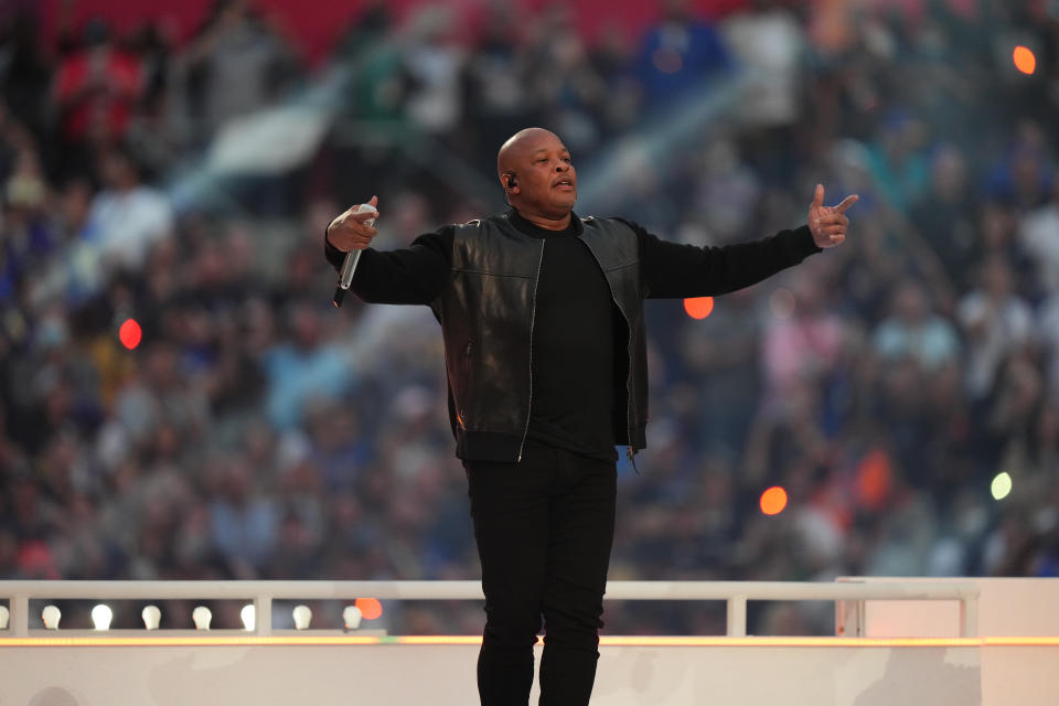 INGLEWOOD, CALIFORNIE – 13 FÉVRIER: Le Dr Dre se produit dans le Pepsi Halftime Show lors du match de football NFL Super Bowl LVI entre les Bengals de Cincinnati et les Rams de Los Angeles au SoFi Stadium le 13 février 2022 à Inglewood, Californie.  (Photo de Cooper Neill/Getty Images)