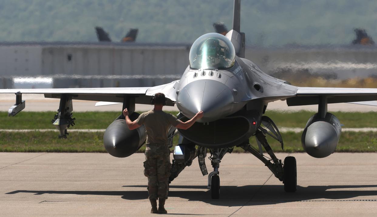 F-16 Vipers out of the 180th FW from Toledo was one of several aircrafts that arrived at the Kentucky Air National Guard Base for Saturday’s Thunder Over Louisville air show.April 20, 2023