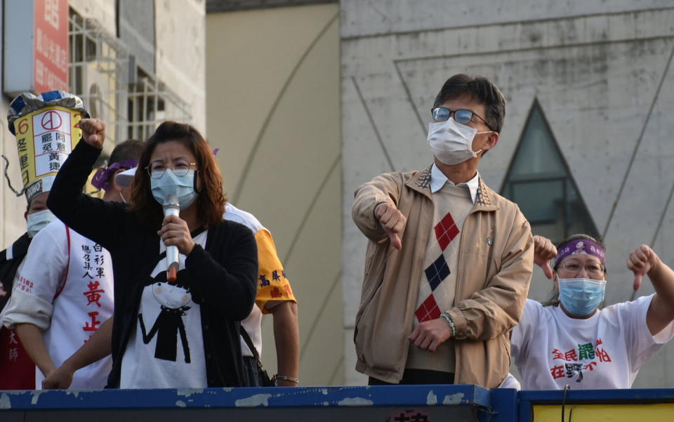 蘇偉碩在宣傳車上比出罷捷手勢。   圖：孫家銘/攝