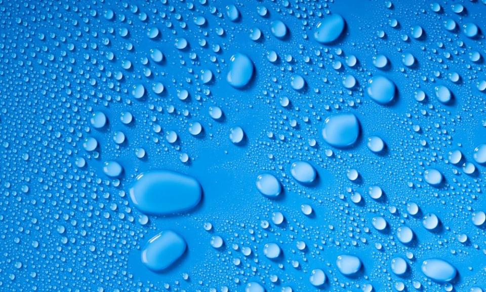 Full frame of the textures formed by the bubbles and drops of water, on a blue background.