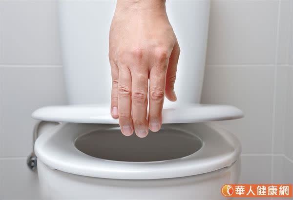 在一項研究中，研究人員針對一般住宅的641個不同的環境採檢，發現如果有COVID-19的患者，使用廁所時，廁所馬桶附近的地點，都會被病毒污染！