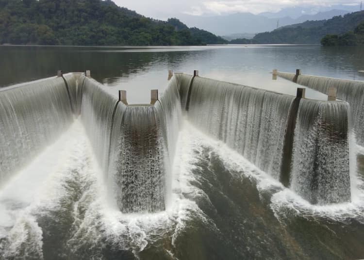 由於梅雨鋒面降雨挹注，鯉魚潭水庫持續自然溢流（鋸齒堰溢洪道資料照）。   圖：翻攝自水利署臉書「防汛抗旱粉絲團」