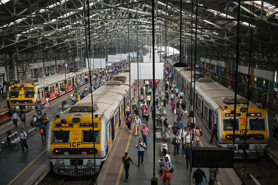 Viajeros en la estación de tren Churchgate de Mumbai. (Crédito: Punit Paranjpe/AFP/Getty Images)