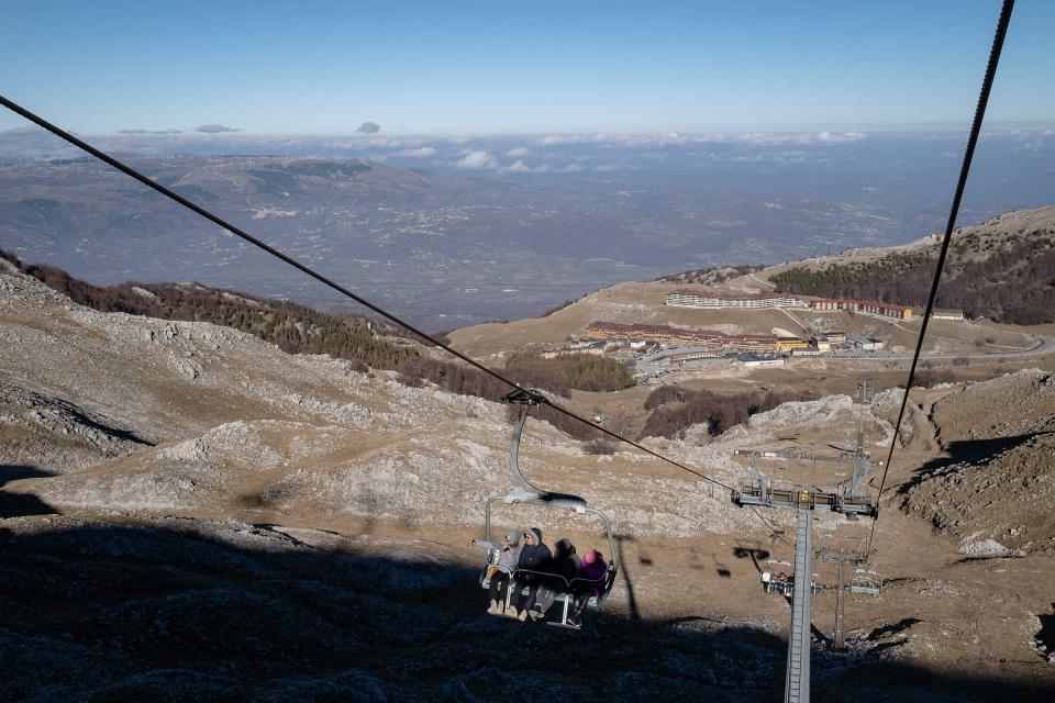 Visitors ride the chairlift to the top of Mount Miletto in San Massimo, Italy.<span class="copyright">Manuel Dorati</span>