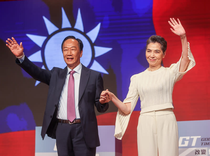 鴻海創辦人郭台銘（左）日前宣布投入2024總統大選，14日在台北舉行記者會，公布副手人選為藝人賴佩霞（右）。（中央社）