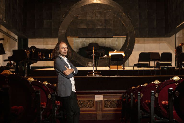 Stefano Poda ultima los detalles para el estreno de Fausto en el escenario del Colón