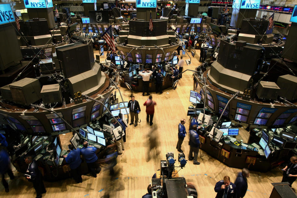 Traders work on the floor of the New York Stock Exchange, March 6, 2009. The Nasdaq turned negative and fell to a 6-year intraday low on Friday, while the Dow and the S&P 500 pared gains, weighed by declines in large-cap technology companies including Apple Inc and Qualcomm .     REUTERS/Brendan McDermid (UNITED STATES)