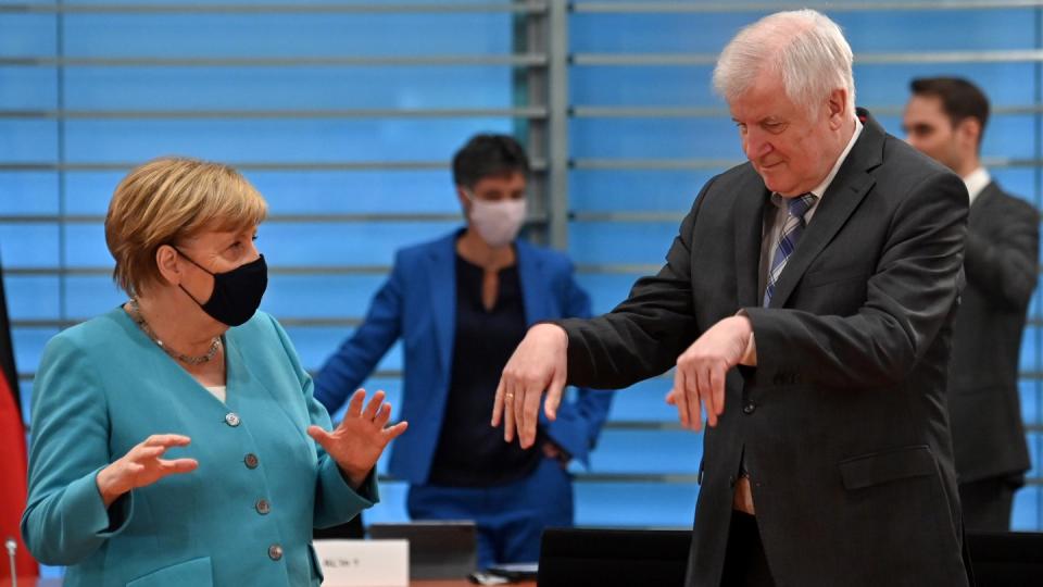 Bundeskanzlerin Angela Merkel spricht mit Horst Seehofer bei dessen Ankunft zu einer Sitzung des Kabinettsausschusses zur Bekämpfung von Rechtsextremismus und Rassismus.