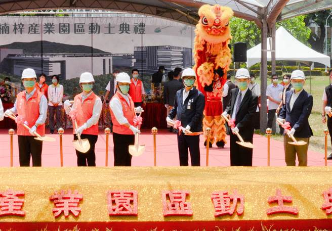 行政院長蘇貞昌（左三）7日出席台積電楠梓產業園區動土儀式，高雄市長陳其邁（右三）等人陪同。（林瑞益攝）