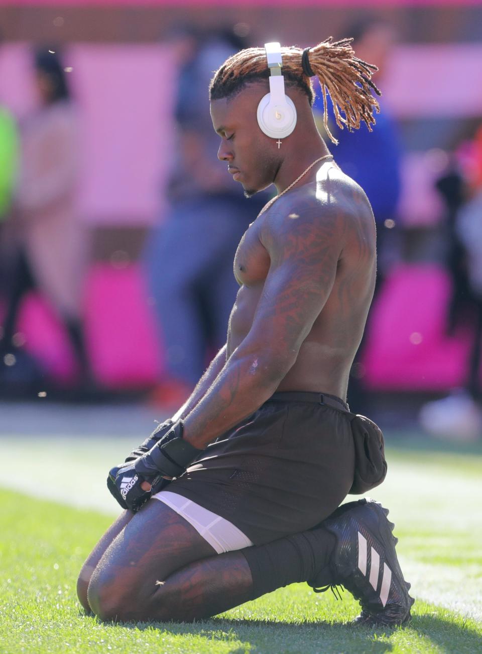 Browns tight end David Njoku meditates before a game against the Chargers, Sunday, Oct. 9, 2022 in Cleveland.