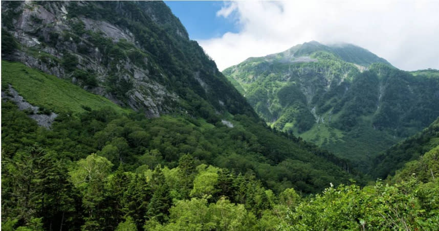 台籍女登山客受困日本飛驒山脈，當地救援隊緊急出動協尋。（圖／翻攝自pakutaso）
