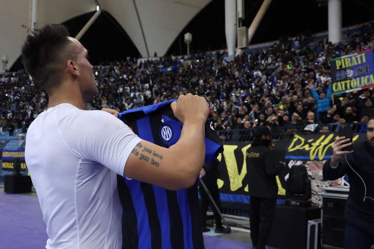 Lautaro Martínez festejó el gol con los hinchas que viajaron a Riad a presenciar la Supercopa