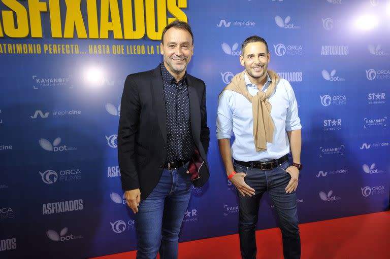 Los conductores de Socios del espectáculo eligieron un estilo casual para esta noche de estreno. Mientras que Adrián Pallares apostó por un vestuario en azul marino, su compañero Rodrigo Lussich prefirió los colores claros con una camisa en celeste pastel y un suéter beige 