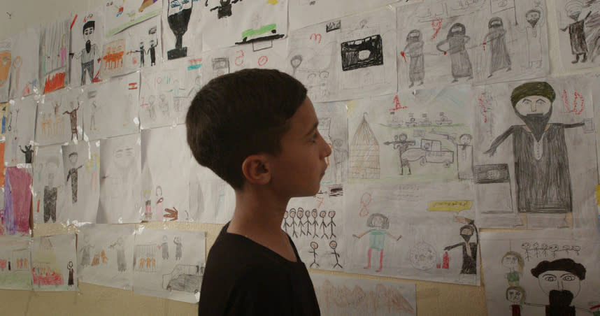 《戰地夜曲》難民兒童畫出曾親眼見證的屠殺情景。（圖／佳映娛樂）