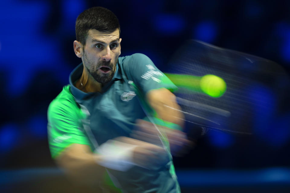 Novak Djokovic devuelve ante Jannik Sinner durante la final de la Copa de Maestros de la ATP, el domingo 19 de noviembre de 2023, en Turín. (AP Foto/Antonio Calanni)