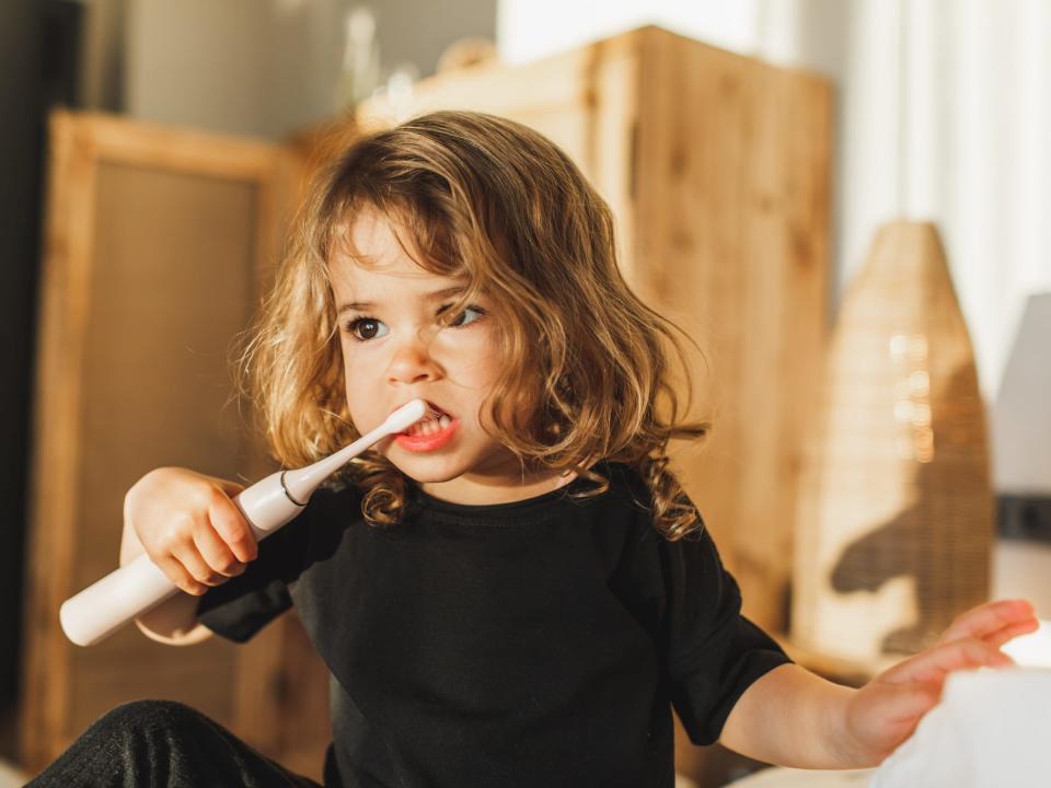 Die Autorin war überrascht, dass sich ihre Kinder in der deutschen Kindertagesstätte vor dem Mittagsschlaf die Zähne putzten. (Symbolbild) - Copyright: Getty Images/Oleg Breslavtsev