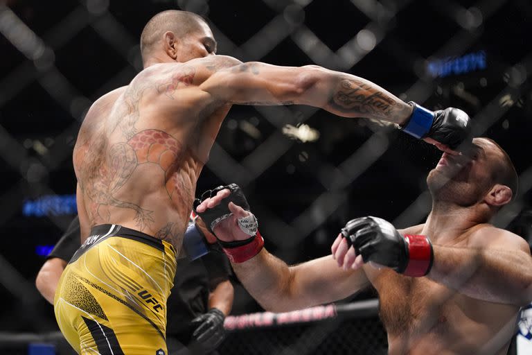 Alex Pereira, a la izquierda, noquea a Sean Strickland en una pelea de peso mediano durante el evento de artes marciales mixtas UFC 276 en las Vegas (Foto AP/John Locher)