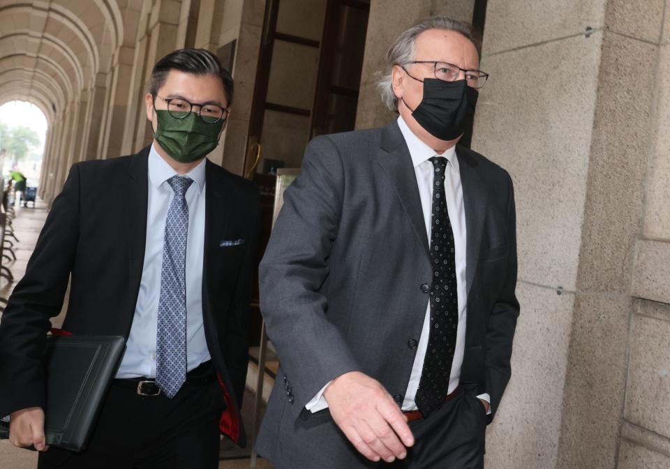 Der britische Anwalt Tim Owen (schwarze Maske) vergangene Woche in Hongkong. Er vertritt Jimmy Lai, was die Stadtregierung mit allen Mitteln verhindern will. - Copyright: picture alliance/newscom/Dickson Lee