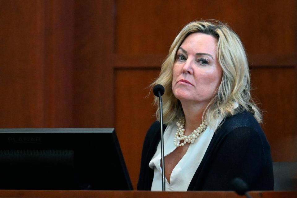 La Dra. Dawn Hughes, psicóloga forense, declara como primer testigo de la defensa de la actriz Amber Heard en el Tribunal de Circuito del Condado de Fairfax, en Fairfax, Virginia, el martes 3 de mayo de 2022 (AP)