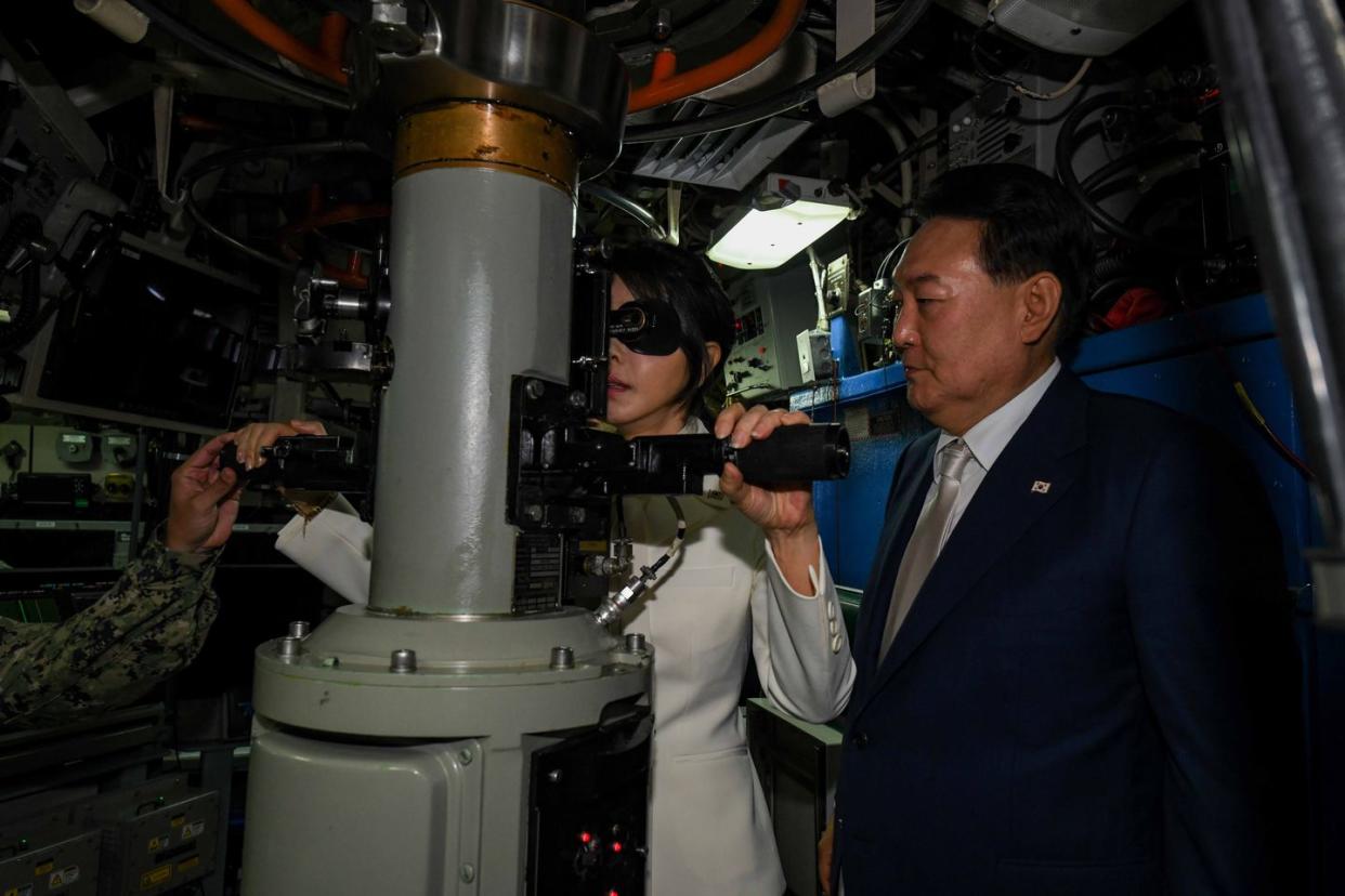 230719 n zu710 1039 busan, republic of korea july 19, 2023 first lady of the republic of korea kim keon hee looks through the periscope of the ohio class ballistic missile submarine uss kentucky ssbn 737 the visit represents the united states’ ironclad commitment to the republic of korea rok for its extended deterrence guarantee, and compliments the many exercises, training, operations, and other military cooperation activities conducted with the rok us navy photo by mass communication specialist 2nd class adam craftreleased
