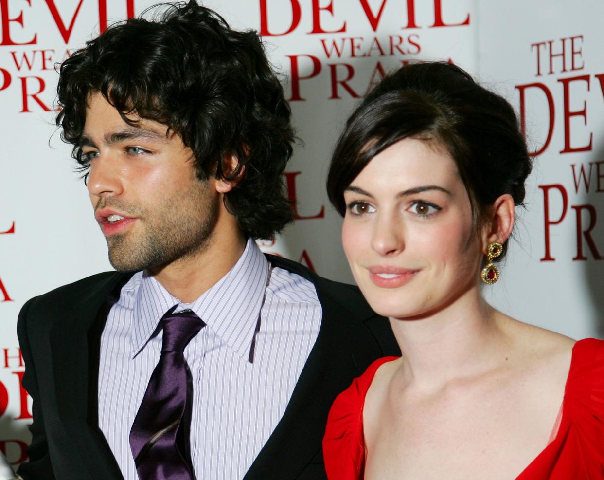 NUEVA YORK - 19 DE JUNIO: (L-R) Los actores Adrian Grenier y Anne Hathaway asisten al estreno de 20th Century Fox de El diablo viste a la moda en el Loews Lincoln Center Theatre el 19 de junio de 2006 en la ciudad de Nueva York. (Foto de Evan Agostini/Getty Images)