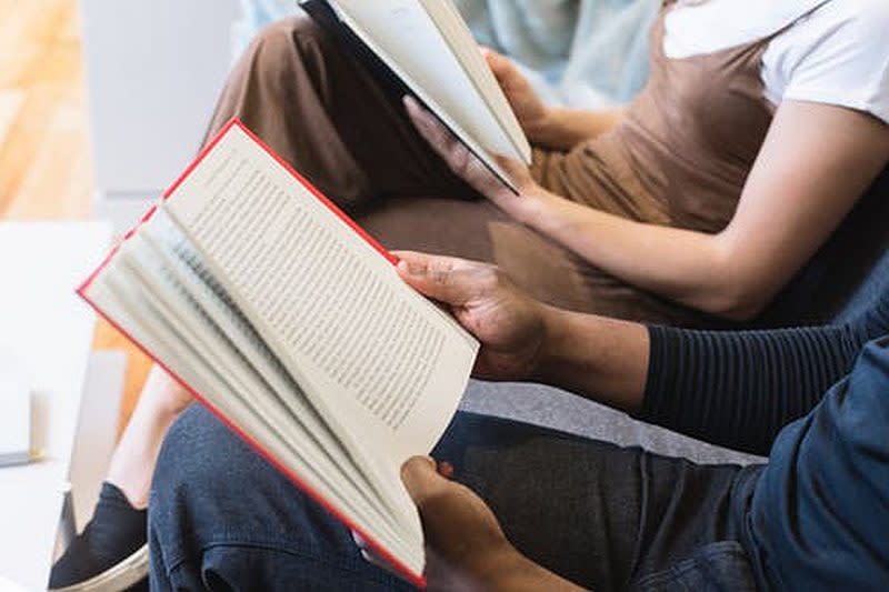 If dad loves to read then a book is the perfect gift for him. — Picture from Pexels.com