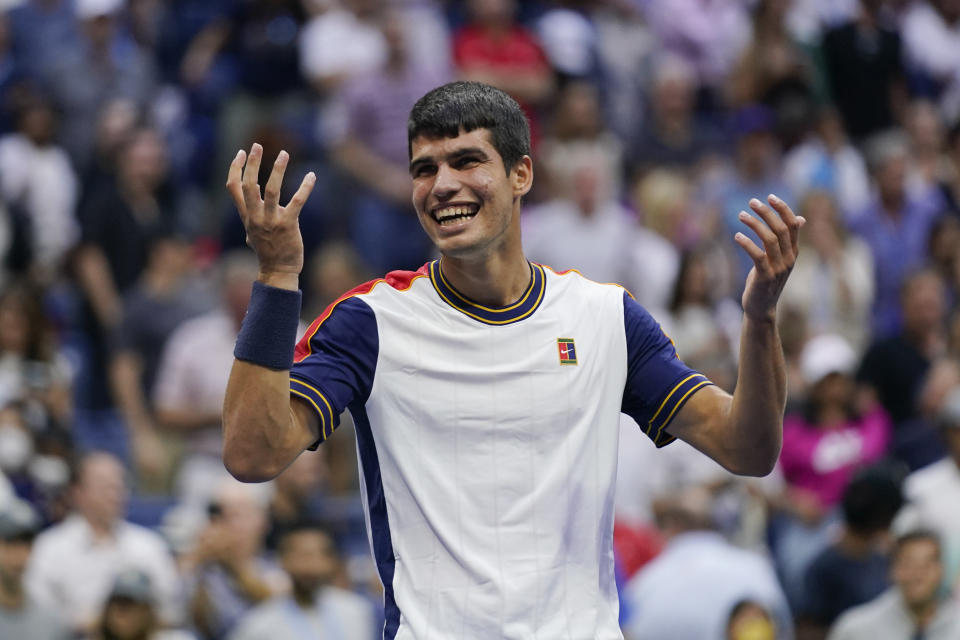 El español Carlos Alcaraz festeja luego de derrotar al griego Stefanos Tsitsipas en el Abierto de Estados Unidos, el viernes 3 de septiembre de 2021 (AP Foto/Seth Wenig)