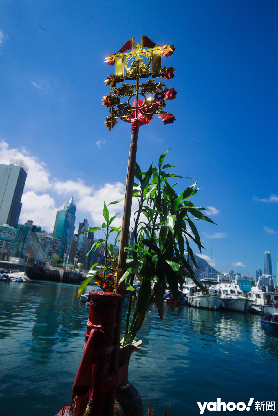 船頭放置了風車、香爐及植物。
