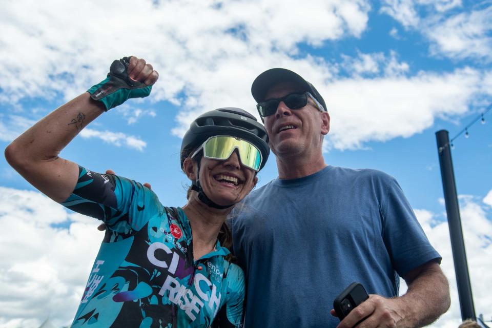 <span class="article__caption">De Crescenzo celebrated her win with her dad right after the finish line.</span> (Photo: William Tracy)