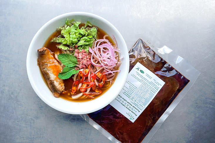 With a conveniently packed soup paste, you can have Penang 'asam laksa' in a matter of minutes, not hours!