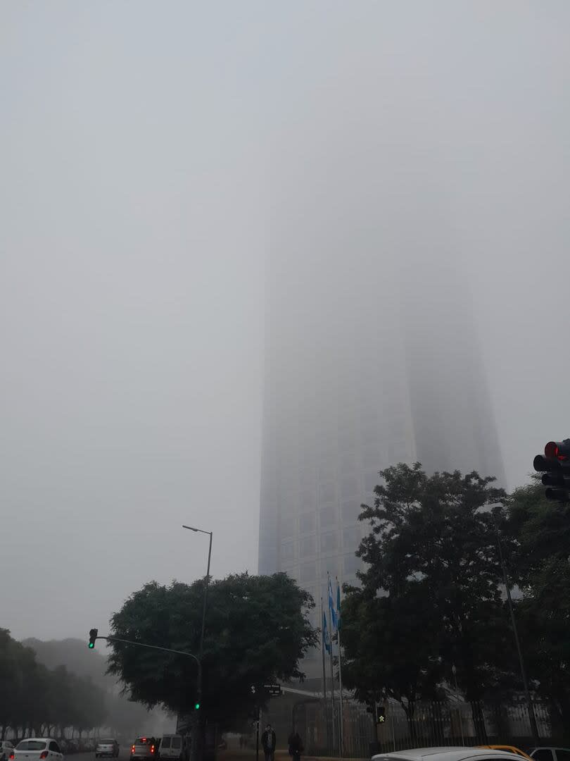 En Puerto Madero, esta mañana, no se veían los edificios por la densa niebla que se hizo presente en la ciudad