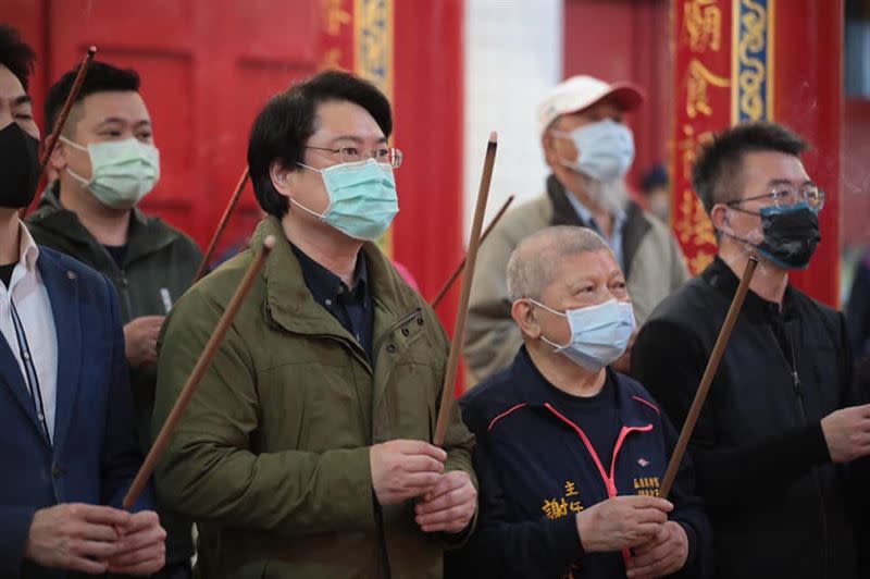 基隆市長林右昌除夕夜奠濟宮擲國運籤（圖／翻攝自臉書）