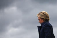 U.S. Democratic presidential nominee Hillary Clinton arrives at Burke Lakefront airport in Cleveland, Ohio U.S., October 21, 2016. REUTERS/Carlos Barria