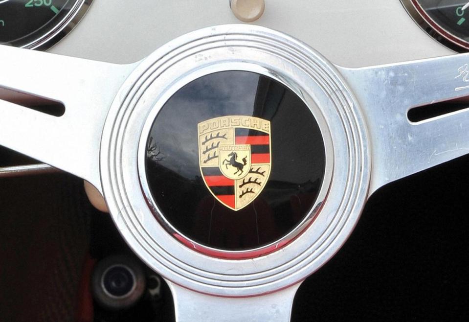 PORSCHE從 1952 年開始使用盾徽，並於 1954 年、1963 年、1973 年、1994 年、 2008 年和2023年進行更新。圖為1952年最初版本。