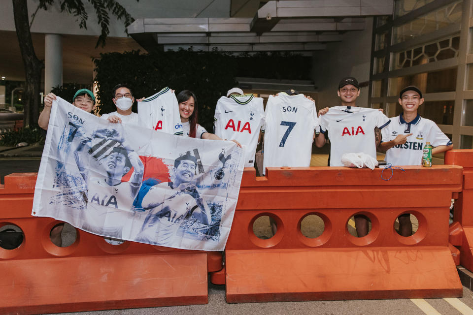 Tottenham fans in Singapore displaying banners and jerseys to welcome their team at Pan Pacific Hotel. (PHOTO: Singapore Festival of Football Driven by CDG Zig)