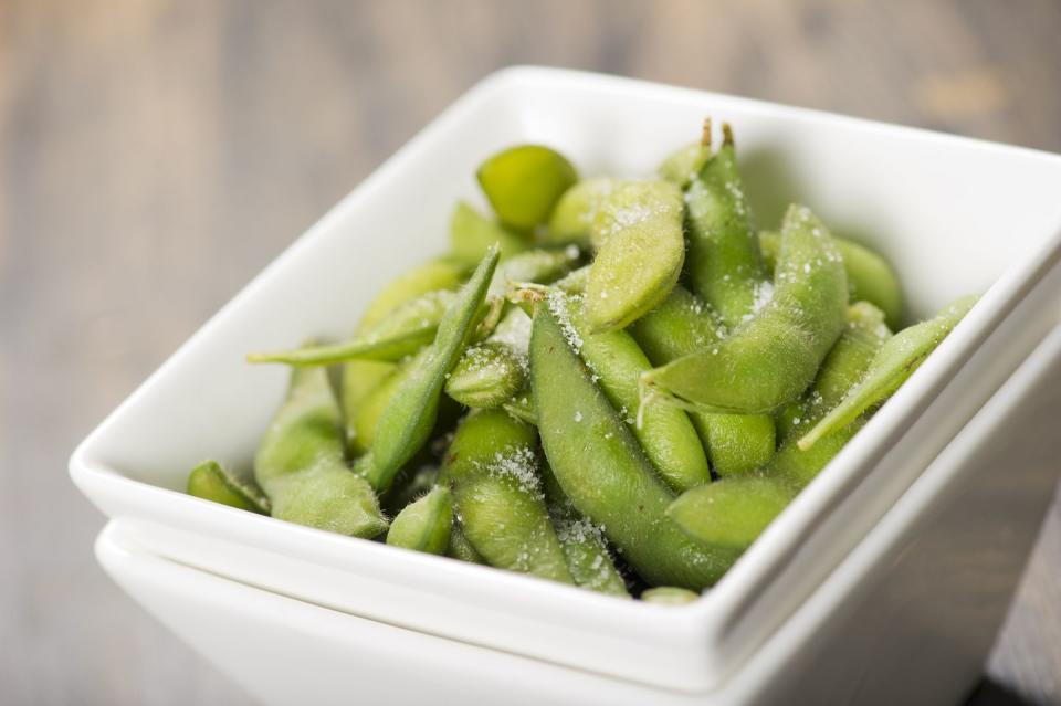 <p><strong><strong><strong><strong><strong><strong><strong><strong><strong><strong><strong>Quantity:</strong></strong></strong></strong></strong></strong></strong></strong></strong></strong> </strong>2/3 cup edamame</p><p><strong>Per serving:</strong> 63 calories, 4.7 g protein, 6.3 g carbs, 2 g fat </p>