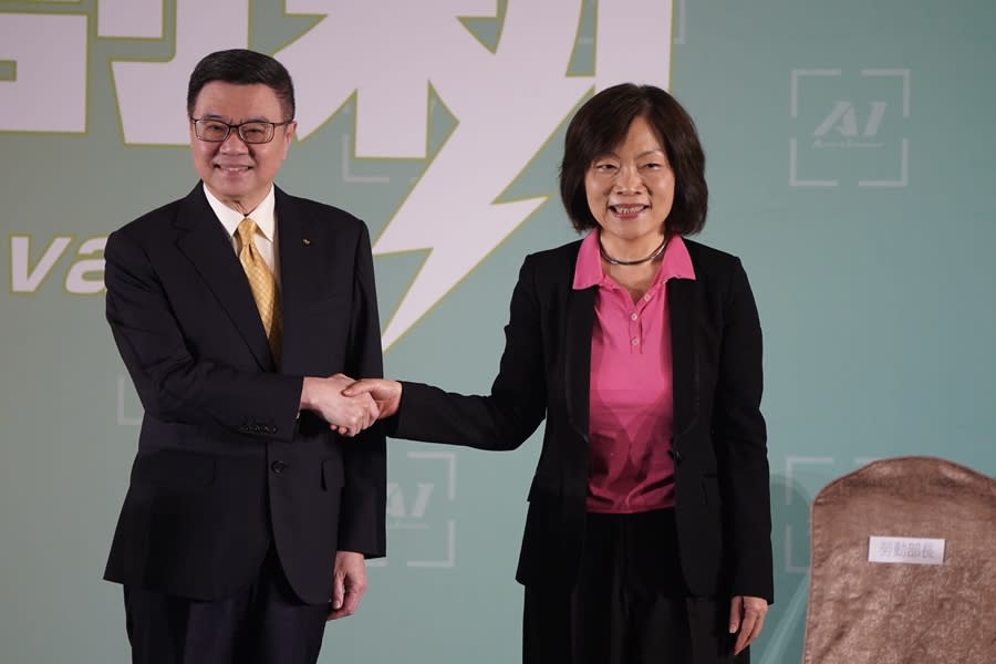內定行政院長卓榮泰（左）19日在台北主持記者會，宣布520後第4波內閣人事，介紹準勞動部長何佩珊（右）。（中央社）