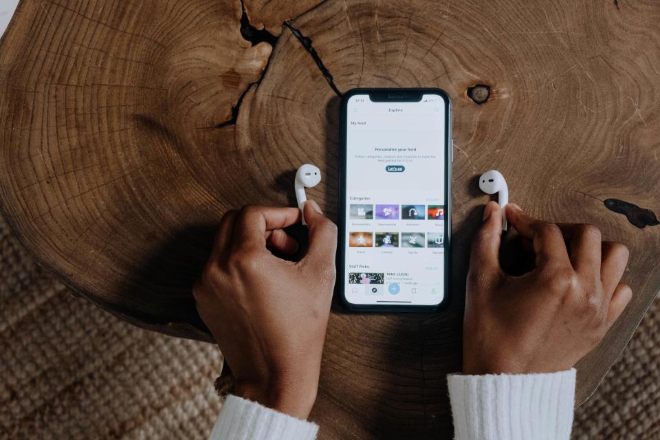 iOS 18會將Siri、捷徑、Apple Music、訊息、健康等等內建APP結合AI功能圖片來源：pexels