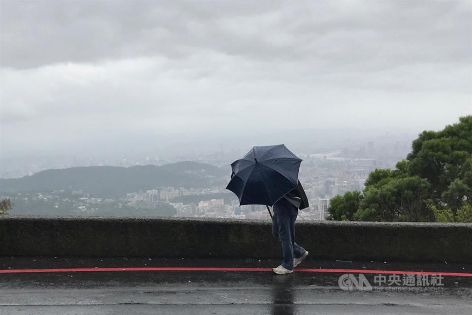 受到颱風梵高帶來水氣和東北風影響，台灣東半部宜蘭、花蓮明天（13日）會有局部大雨發生的機率，持續影響至14日上半天。(中央社檔案照片)