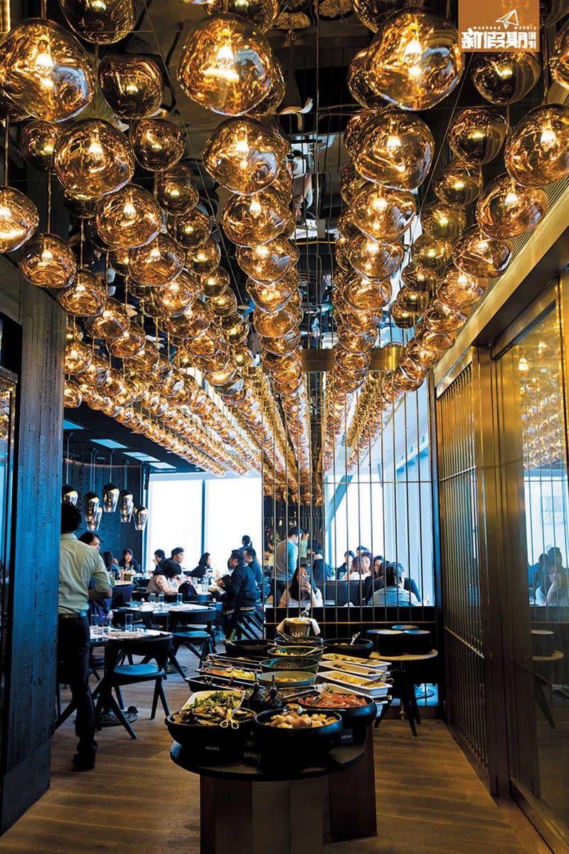 乘坐升降機直登31樓，步進餐廳就已有200多盞Melt燈泡在迎接你。